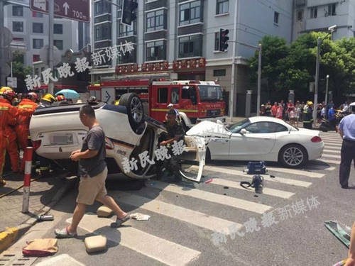 沪中山南路南车站路一宝马与警车相撞现场