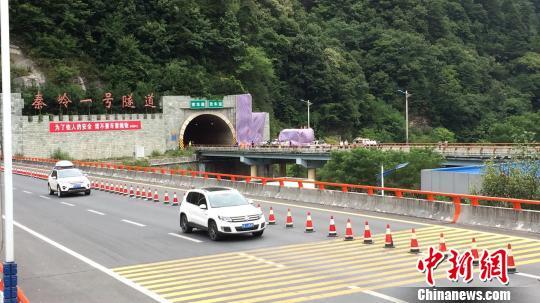 大客车在秦岭隧道撞壁 已致36死13伤